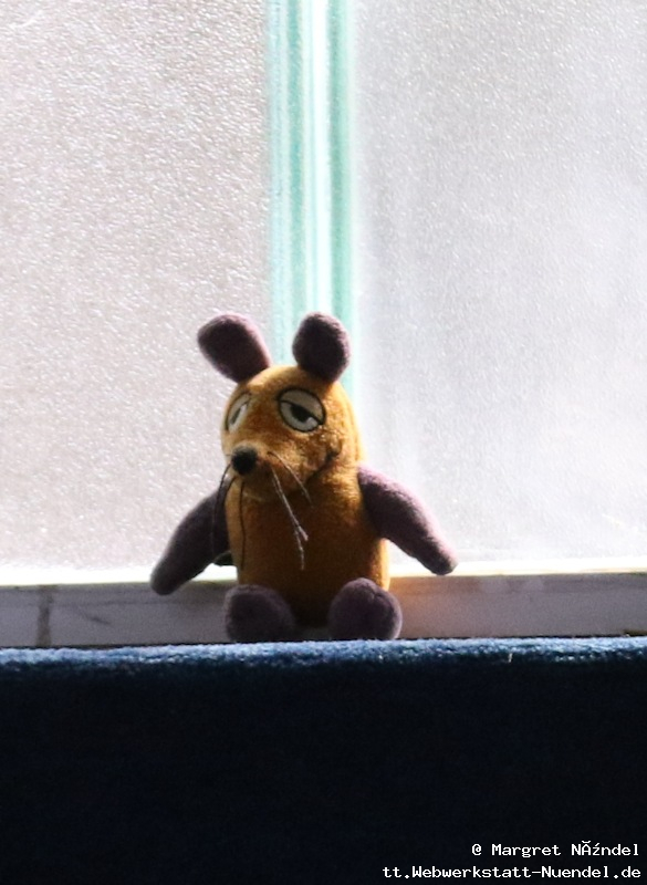 Maus auf dem Fenstersims
