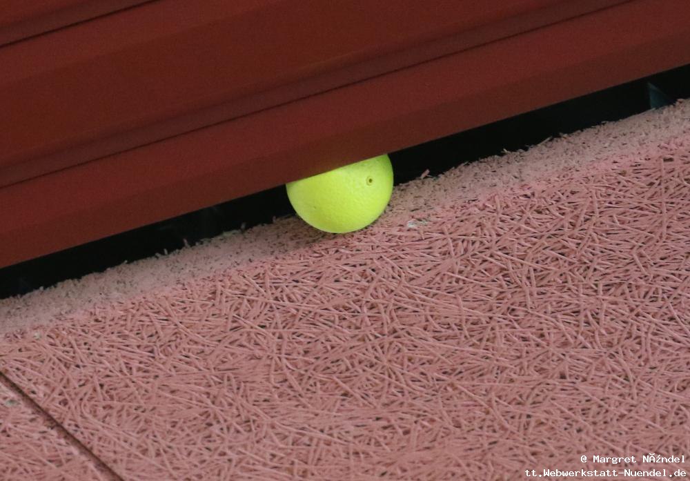 Ein Tennisball steckt in der Deckenverkleidung