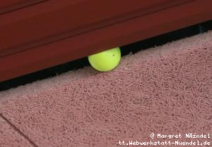 Ein Tennisball steckt in der Deckenverkleidung