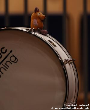 Maus sitzt auf einer Trommel