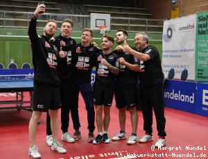 Robin Devos macht ein Selfie vom siegreichen Team: Barry Berben, Laurens Devos, Kas van Oost, Florian Cnudde und Chef-Trainer Miro Broda